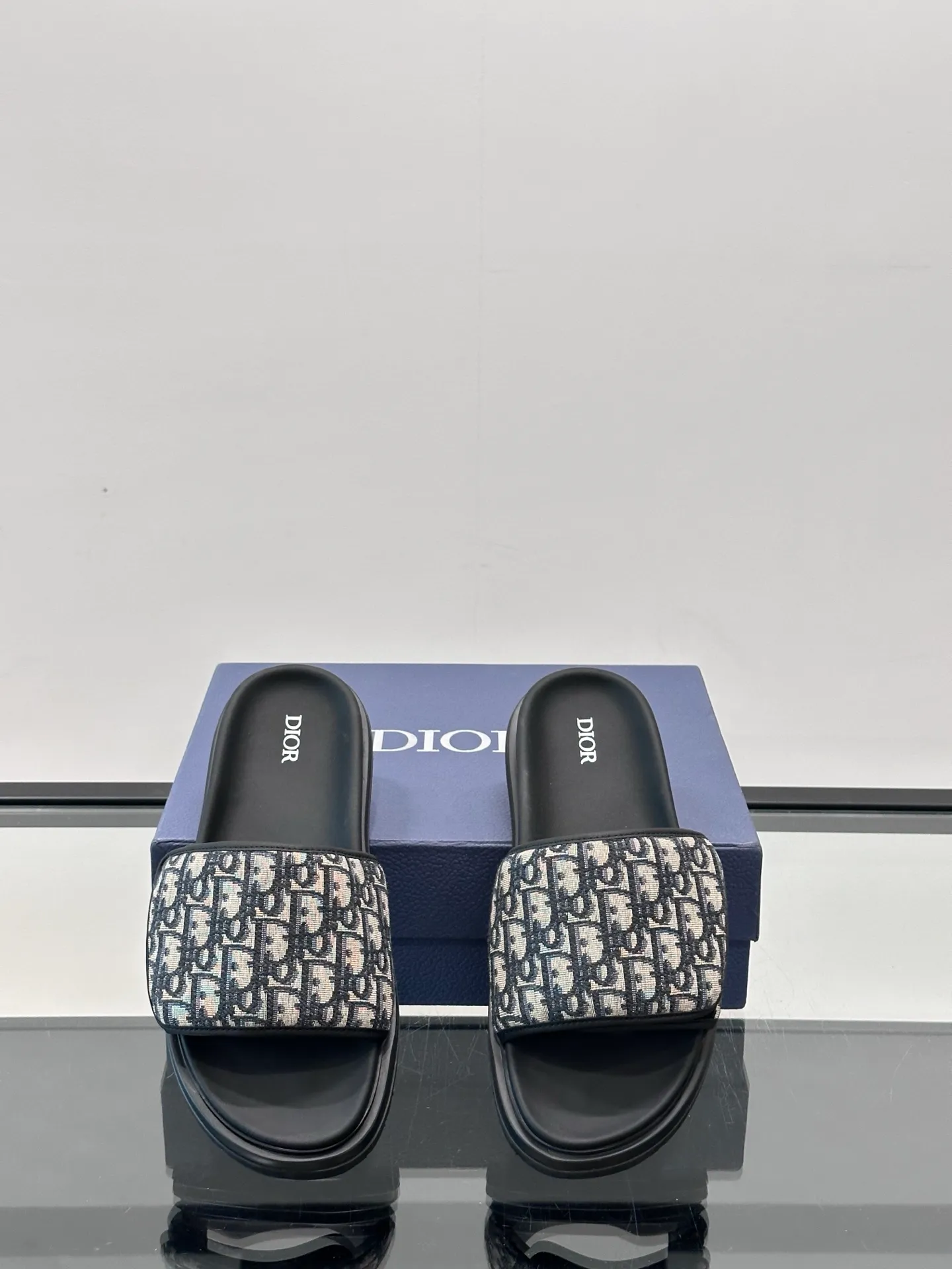 Factory price: 280💰𝐂𝐡𝐫𝐢𝐬𝐭𝐢𝐚𝐧 𝐃𝐢𝐨𝐫 Dior's latest popular sandals, classic upgraded Velcro sandals, original replicas, super durable and versatile, very comfortable on the feet, slimming and white, original cowhide leather upper, sheepskin lining Original d hardware buckle Original molded T men's shoes 💰U outsole Size: 38-44 (.45.46 customized)